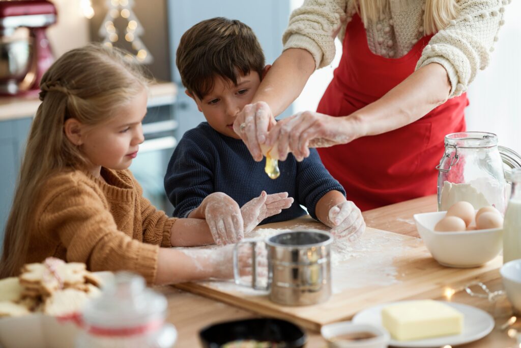 children looking egg cracked by mom 1